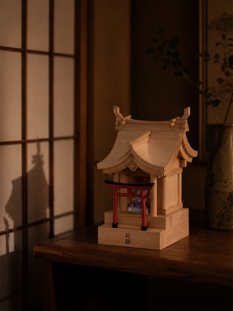夜、障子に映る社の影