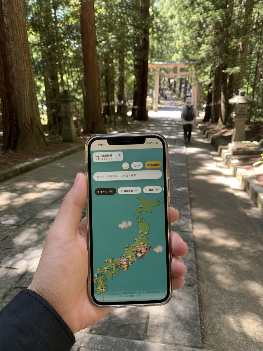 参道を歩きながら次の神社を探す